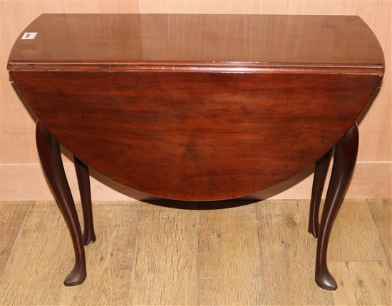A George III mahogany drop leaf table, W.90cms
